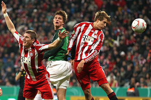 Bastian Schweinsteiger (l) und Holger Badstuber (r) im Kampf um den Ball mit dem Bremer Sebastian Prödl