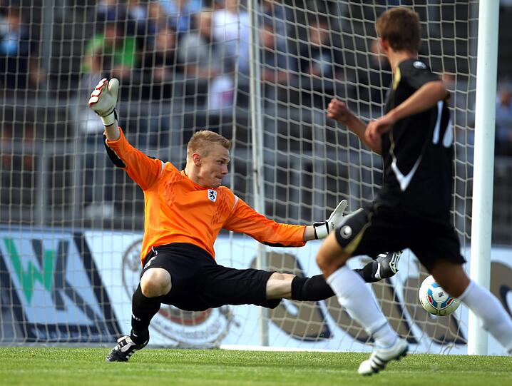 Erstmals präsentierten sich die Löwen in den neuen hellblauen Heimtrikots. Die besten Bilder vom Testspiel des TSV 1860 München in Ulm.