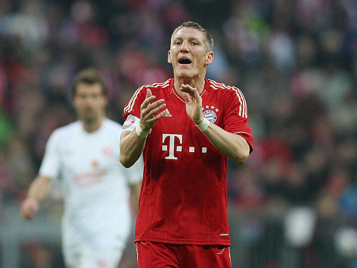 "Natürlich ist es gut", so der Bayern-Spieler über seine persönliche Verfassung. "Aber natürlich ist es für mich noch ein bisschen so, dass ich kräftemäßig noch was brauche. Das muss am Dienstag egal sein. Am Dienstag geht es um alles oder nichts. Das wird es auch kein Problem sein. Das muss man im Kopf ausblenden, man muss an die Substanz gehen, man muss nicht 100 Prozent, sondern über die Grenze hinaus gehen gegen so eine Topmannschaft hier im Heimstadion. Mit den Fans im Rücken können wir viel schaffen, auch wenn es natürlich eine sehr schwierige Aufgabe wird für uns."