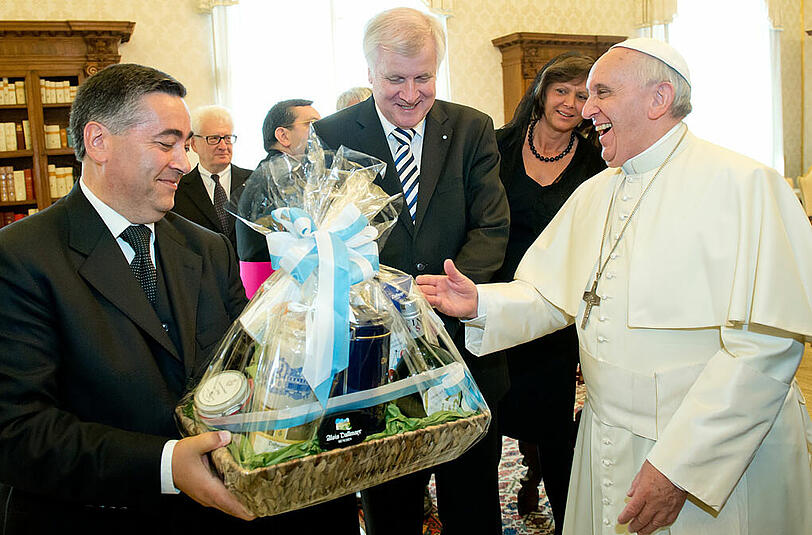 Papst Franziskus freut sich über den leckeren Fresskorb von Bayerns Ministerpräsident Horst Seehofer.