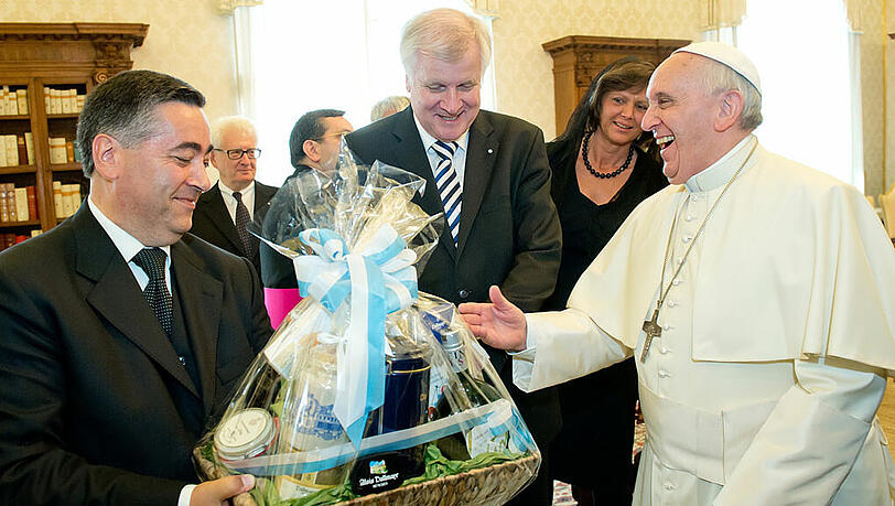 Papst Franziskus freut sich über den leckeren Fresskorb von Bayerns Ministerpräsident Horst Seehofer. Papst Franziskus freut sich über den leckeren Fresskorb von Bayerns Ministerpräsident Horst Seehofer.