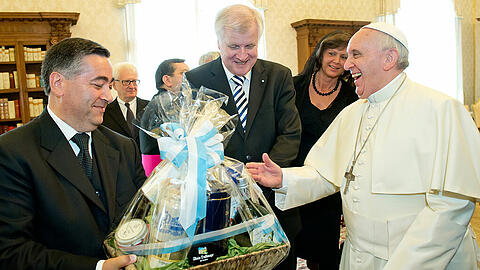 Papst Franziskus freut sich über den leckeren Fresskorb von Bayerns Ministerpräsident Horst Seehofer.