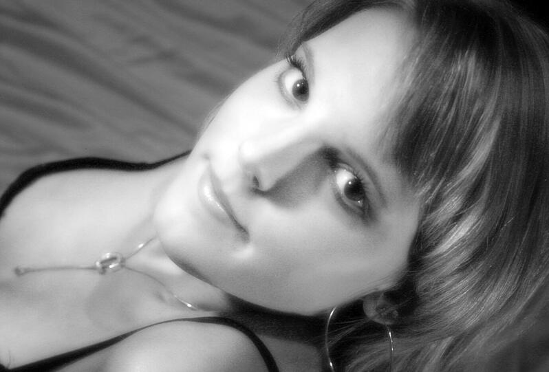Christina ist 22 Jahre jung und arbeitet in einer Anwaltskanzlei. Sie macht gerne Fitness-Training und geht Inlinern.