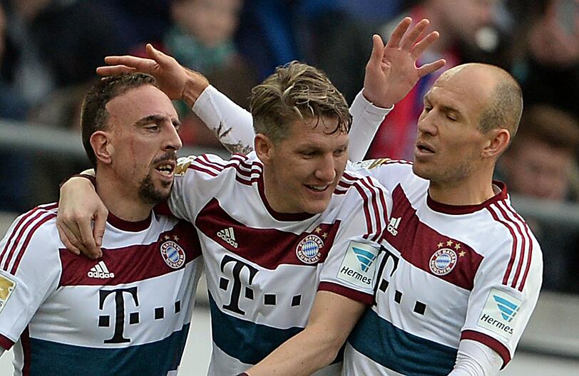 BASTIAN SCHWEINSTEIGER - NOTE 3 - Kam nach 68 Minuten für Alonso. Damit ließ Pep noch etwas mehr als 20 Minuten in der Startelf für das Mittwoch-Spiel üben. Zuvor schon äußerst engagiert auf der Bank, dann Chef und Organisator auf dem Platz.