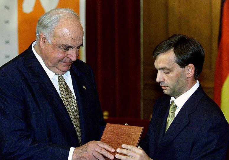 18. September 2000: Ex-Kanzler Helmut Kohl bekommt von Ungarns Premier Viktor Orban die Millenniums-Medaille der ungarischen Regierung überreicht.