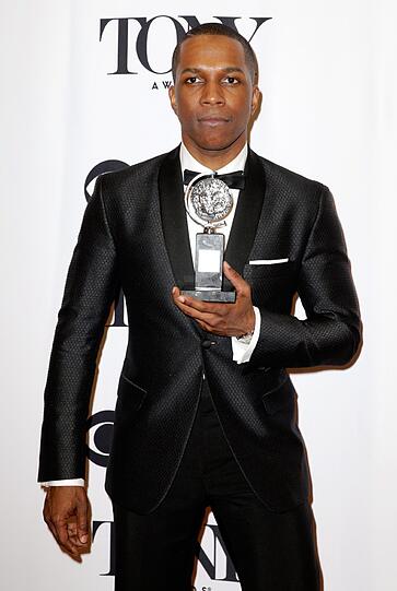 Top: Leslie Odom Jr. im Metallic-Look