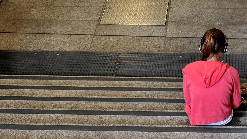 Viele Menschen in Deutschland sind von Einsamkeit betroffen. (Symbolbild)