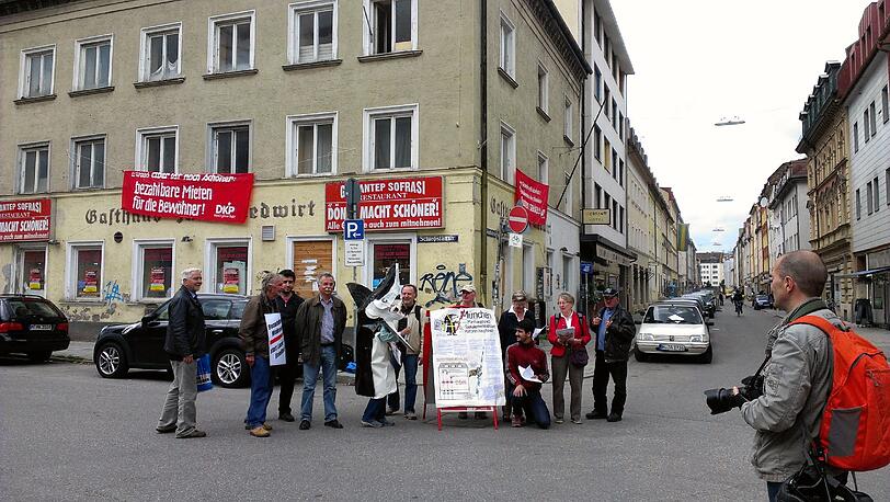 Die Aktivisten finden, dass bezahlbarer Wohnraum im Westend dringender gebraucht wird, als ein Hotel.
