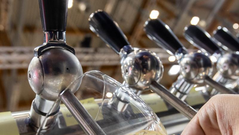 Ein Mitarbeiter eines Stands auf der Getränkemesse BrauBeviale zapft ein Bier. Foto: Daniel Karmann Ein Mitarbeiter eines Stands auf der Getränkemesse BrauBeviale zapft ein Bier. Foto: Daniel Karmann
