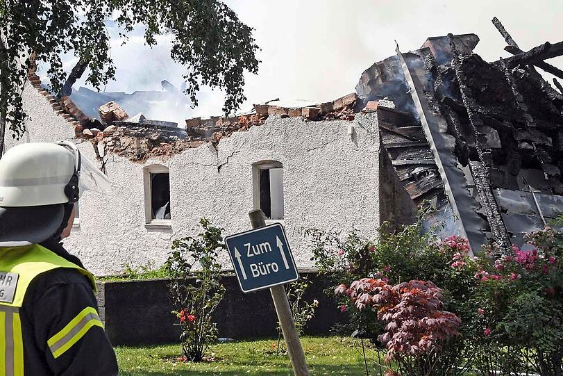 Ein aufgrund der starken Rauchentwicklung kilometerweit sichtbares Großfeuer auf einem Bauernhof in Freising hat zur teilweisen Einstellung des Flugverkehrs am Münchner Flughafen geführt.
