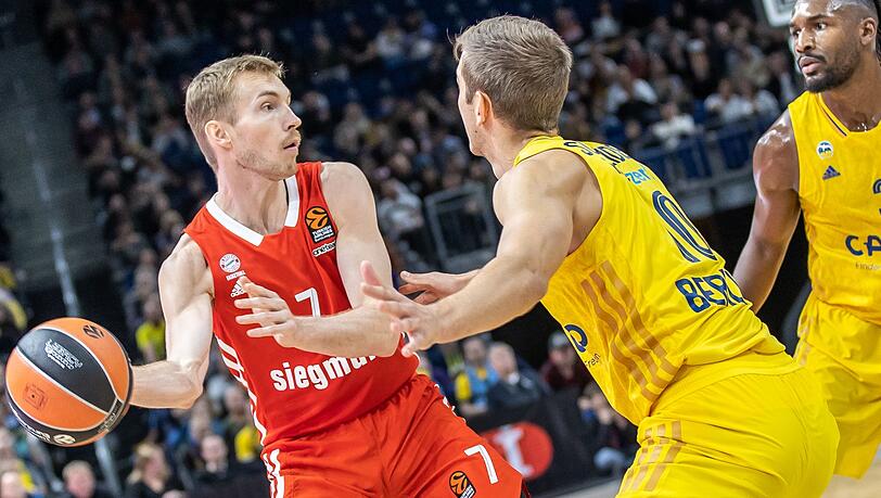 Bayerns Niels Giffey (l) in Aktion gegen Albas Tim Schneider .