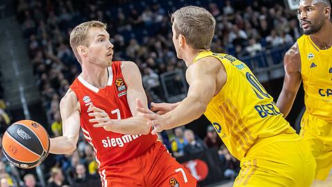 Bayerns Niels Giffey (l) in Aktion gegen Albas Tim Schneider .