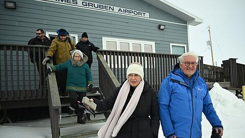 Bundespräsident Frank-Walter Steinmeier und seine Frau Elke Büdenbender kommen am Flughafen in Tuktoyaktuk, im arktischen Norden von Kanada, an.