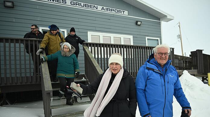 Bundespräsident Frank-Walter Steinmeier und seine Frau Elke Büdenbender kommen am Flughafen in Tuktoyaktuk, im arktischen Norden von Kanada, an. Bundespräsident Frank-Walter Steinmeier und seine Frau Elke Büdenbender kommen am Flughafen in Tuktoyaktuk, im arktischen Norden von Kanada, an.