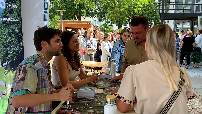 Das "Sturm der Liebe"-Traumpaar Katharina Scheuba und Elias Reichert tratscht mit seinen Fans. Das "Sturm der Liebe"-Traumpaar Katharina Scheuba und Elias Reichert tratscht mit seinen Fans.
