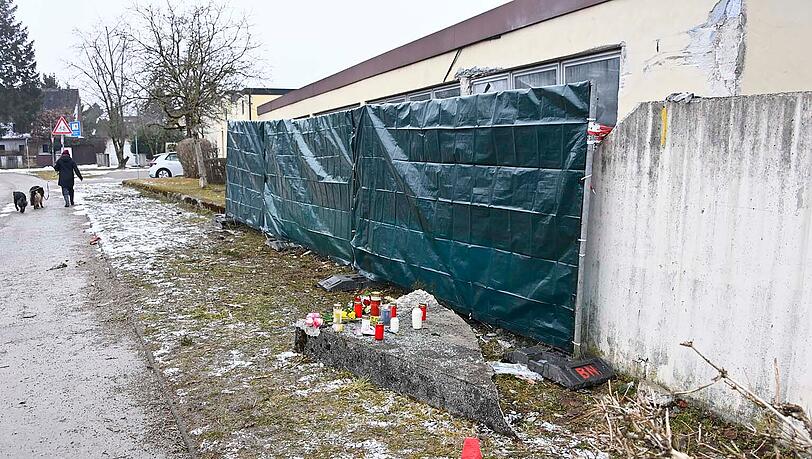 Der Bus ist inzwischen geborgen worden, die Unfallstelle abgezäunt. Der Bus ist inzwischen geborgen worden, die Unfallstelle abgezäunt.