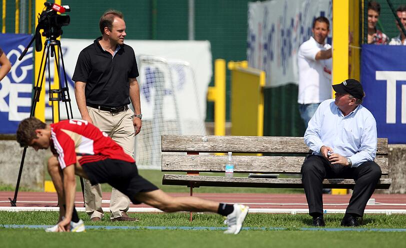 Bayern Training mit Spezial-Gast Uli Hoeneß: Die Bilder vom Gardasee