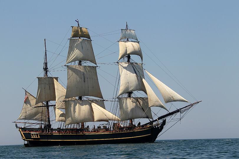 Bilder des legendären Dreimasters "Bounty": Das Filmschiff ist in Seenot geraten