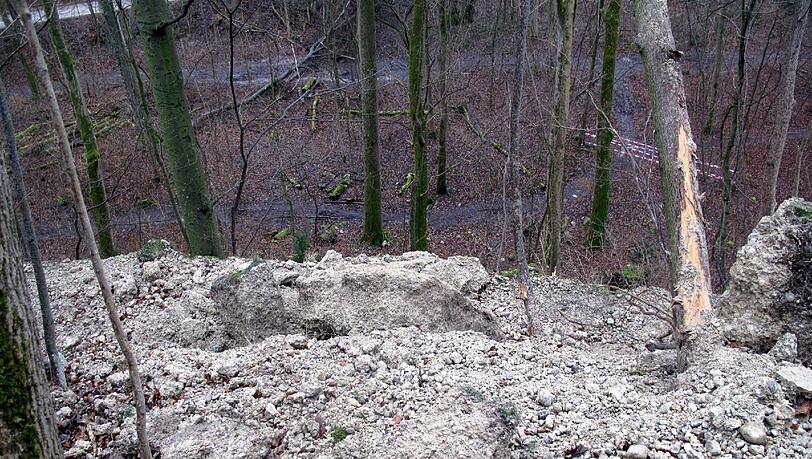 Unterhalb der Menterschwaige hat sich bereits im Januar 2012 ein Felssturz ereignet. Unterhalb der Menterschwaige hat sich bereits im Januar 2012 ein Felssturz ereignet.