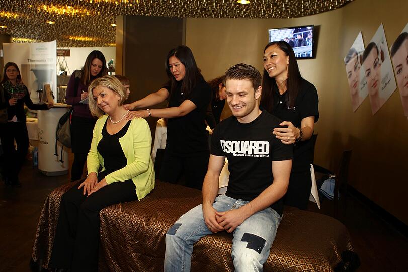 Daniel Halfar bei der Thai-Massage