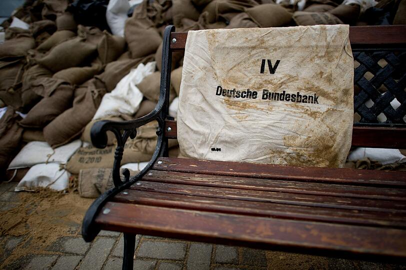 Nach dem Hochwasser hat der Sack ausgedient.
