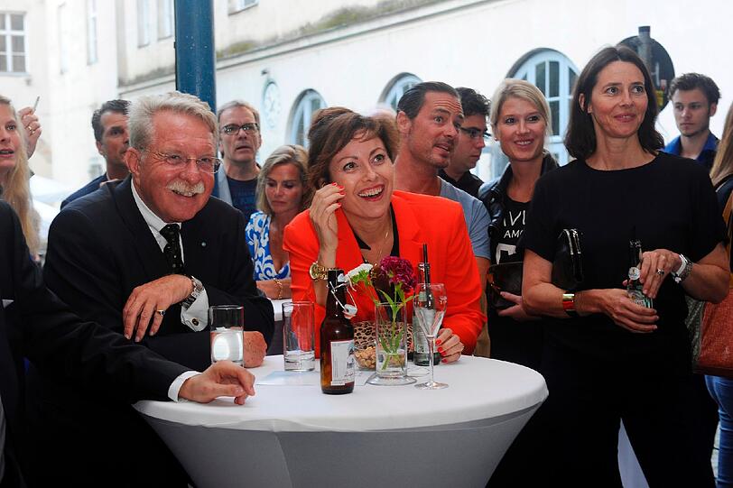 Absolute Fußball-Fans in der HIRMER-Lounge: Dr. Otmar Bernhard, MdL und Staatministera.D., die Schauspieler Carolina Vera und John Friedmann (v.l.n.r.)
