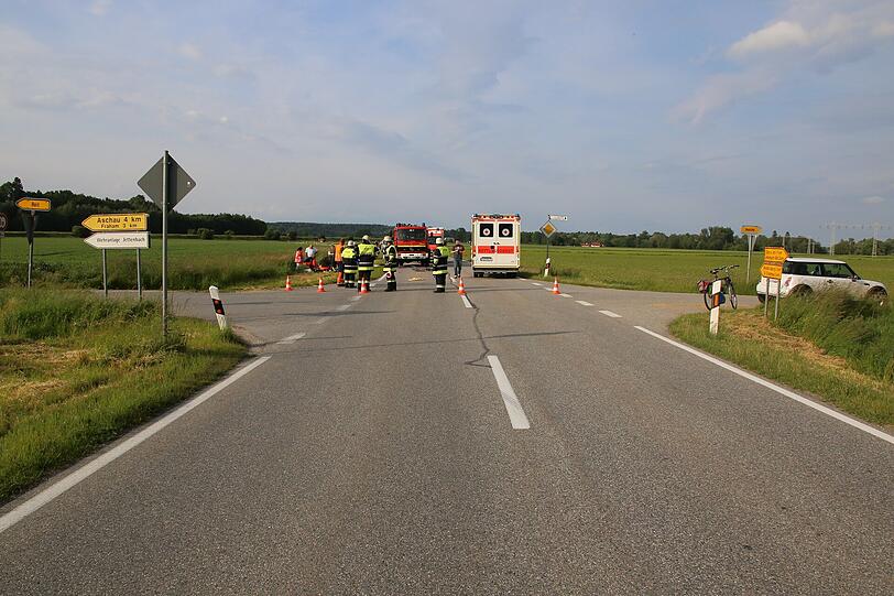 Tödlicher Unfall im Landkreis Mühldorf. Ein Pkw kollidiert an einer Kreuzung mit einem Radfahrer. Der Radfahrer verstarb noch am Unfallort.