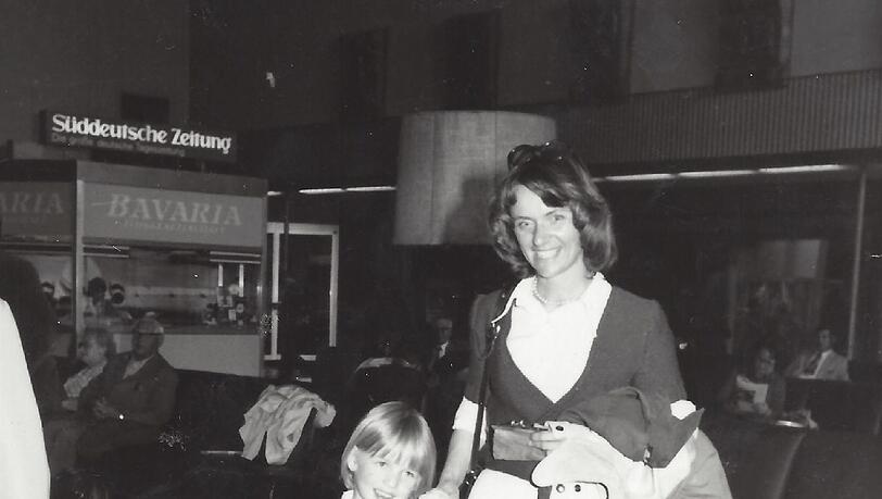 Ferien anno dazumal: der sechsjährige Helmut an der Hand seiner Mutter Ursula am alten Münchner Flughafen in Riem.
