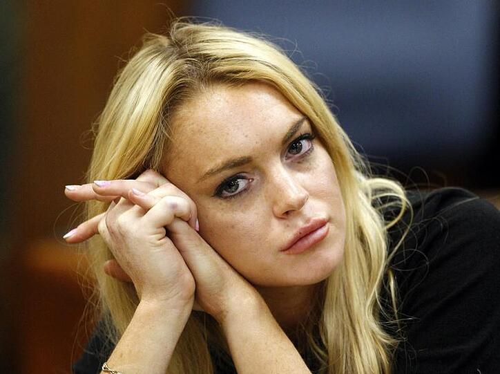 Schauspielerin Lindsay Lohan kämpft schon lange gegen ihre Alkoholsucht. Sechs Mal war sie bereits in einer Entzugsklinik - auch auf richterliche Anordnung.