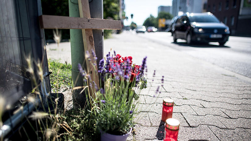 Ein Kreuz steht in Mönchengladbach nahe der Unfallstelle.