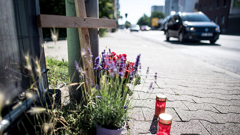 Ein Kreuz steht in Mönchengladbach nahe der Unfallstelle. Ein Kreuz steht in Mönchengladbach nahe der Unfallstelle.