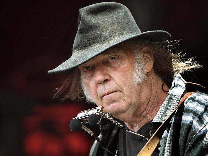 Der kanadische Rockmusiker Neil Young überlegt, Donald Trump zu verklagen.