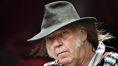 Der kanadische Rockmusiker Neil Young überlegt, Donald Trump zu verklagen.