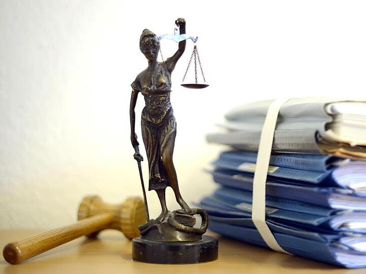 Eine modellhafte Nachbildung der Justitia. Foto: Volker Hartmann/Archivbild
