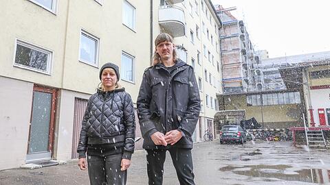 Jessica Beck und Martin Bögle haben Angst, dass sie ihre Wohnung verlieren könnten.