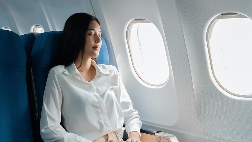Ausreichend Flüssigkeitszufuhr ist vor, während und nach einem Flug unumgänglich.