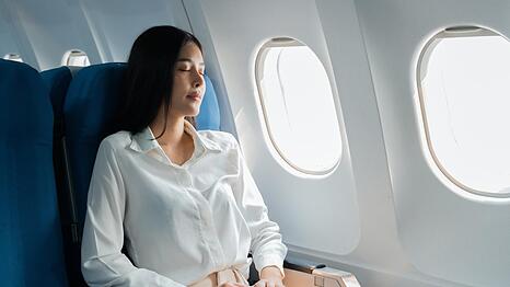 Ausreichend Flüssigkeitszufuhr ist vor, während und nach einem Flug unumgänglich.