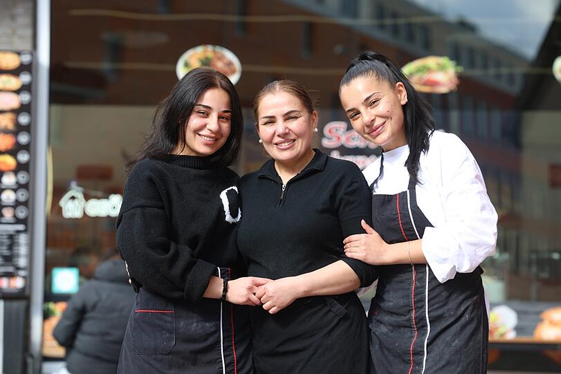 Helferinnen in der Not: Nurten K&ouml;r und ihre T&ouml;chter Filiz und Yeliz. Die Frauen nahmen die 83-j&auml;hrige Gisela Maier (die nicht aufs Foto wollte) nach einem Wohnungsbrand bei sich auf.