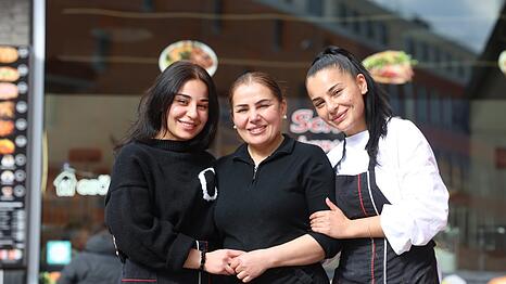 Helferinnen in der Not: Nurten K&ouml;r und ihre T&ouml;chter Filiz und Yeliz. Die Frauen nahmen die 83-j&auml;hrige Gisela Maier (die nicht aufs Foto wollte) nach einem Wohnungsbrand bei sich auf.