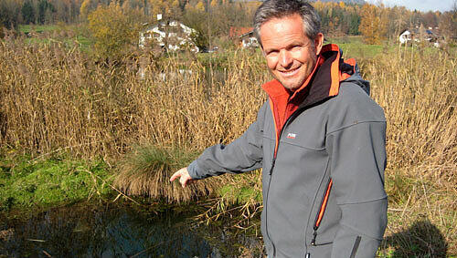 Der Salzburger Geologe Gerald Valentin zeigt auf einen mit Wasser gefüllten Krater. Der Salzburger Geologe Gerald Valentin zeigt auf einen mit Wasser gefüllten Krater.