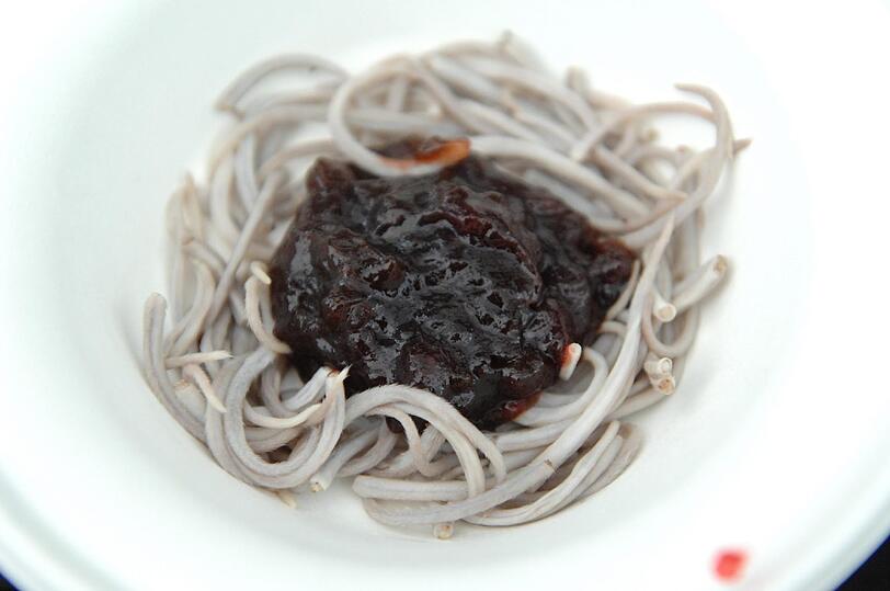 Auch schön: &bdquo;Spaghetti Bolognese&ldquo; &ndash; Mäuseschwänze mit Fischsoße.