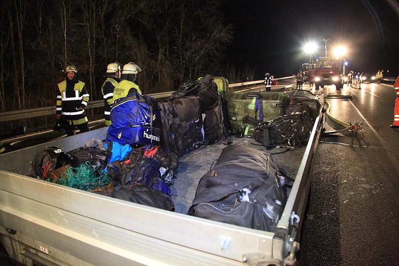 Ein Reisebus aus den Niederlanden steht auf der A8 in Richtung München in Flammen. Die Bilder vom Feuerwehreinsatz.