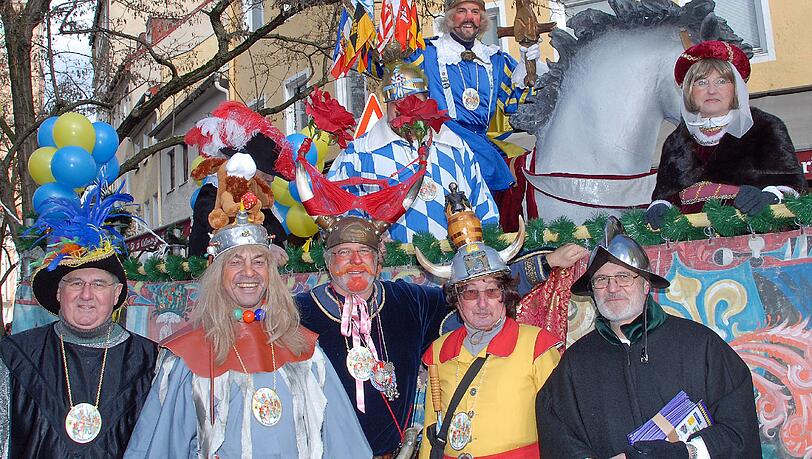 Sie sind natürlich dabei: Herzog Kasimir und seine Damischen Ritter bei ihrem Faschingszug am Sonntag. Sie sind natürlich dabei: Herzog Kasimir und seine Damischen Ritter bei ihrem Faschingszug am Sonntag.