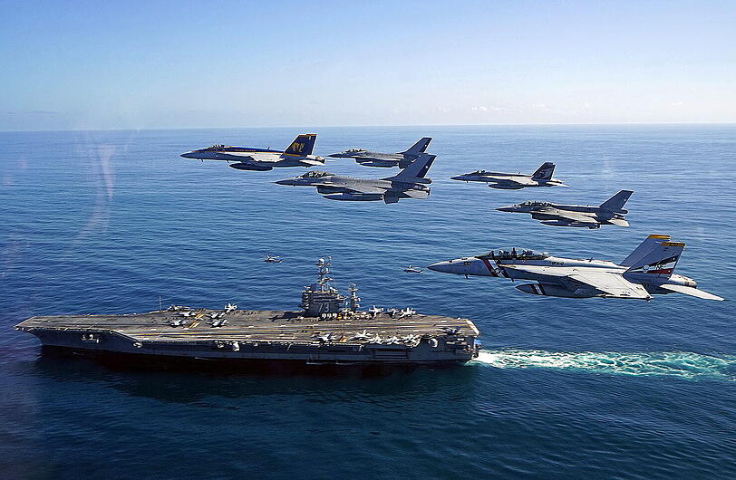 F-18 Kampfflugzeuge der US Air Force, die von einem Flugzeugträger gestartet sind.