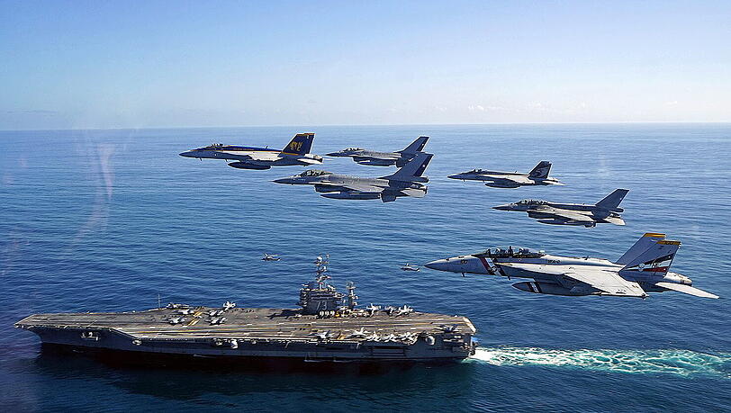 F-18 Kampfflugzeuge der US Air Force, die von einem Flugzeugträger gestartet sind. F-18 Kampfflugzeuge der US Air Force, die von einem Flugzeugträger gestartet sind.