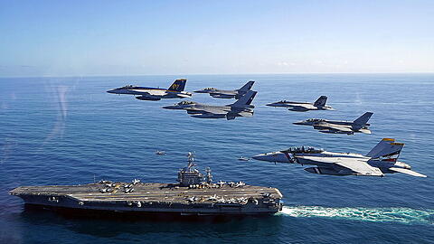 F-18 Kampfflugzeuge der US Air Force, die von einem Flugzeugträger gestartet sind.
