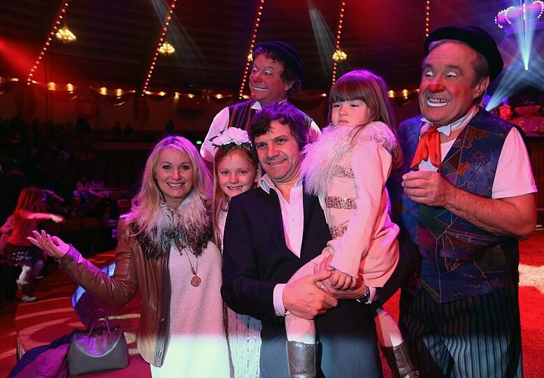 Eva Grünbauer mit Familie und den Clowns André & Frisco
