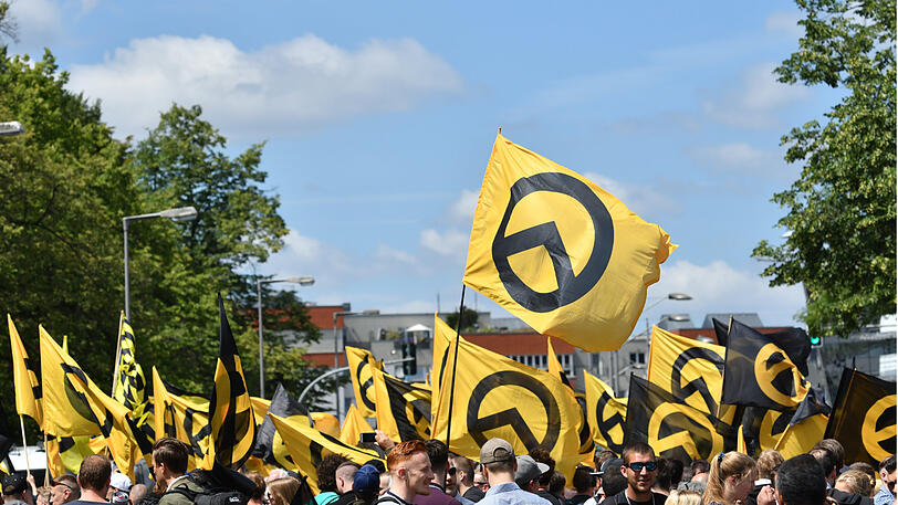 Das Symbol der Identitären Bewegung auf einer Demonstration in Berlin.