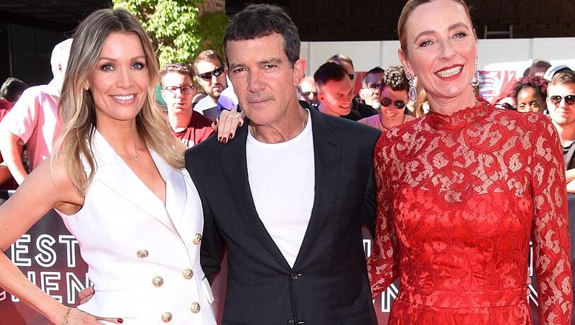 Antonio Banderas mit Freundin Nicole Kimpel (l) und Filmfest-Chefin Diana Iljine bei der Cinemerit Gala. Antonio Banderas mit Freundin Nicole Kimpel (l) und Filmfest-Chefin Diana Iljine bei der Cinemerit Gala.