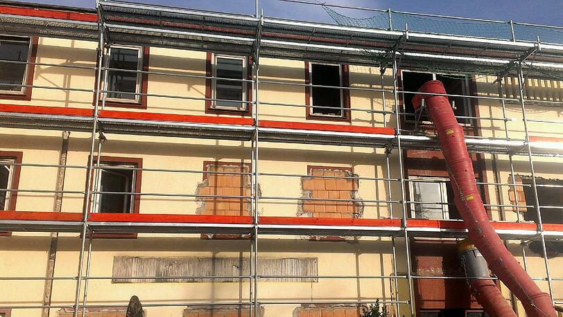 Ein neuer Pächter baut den legendären Puff um: Die ehemals engen Zimmer werden größer, dafür werden Fenster eingemauert.